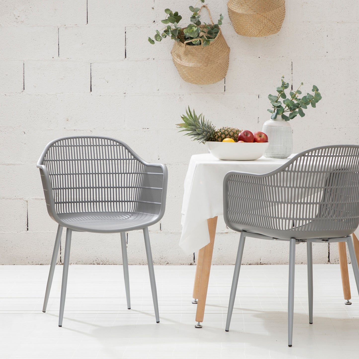 Silla de comedor con reposabrazos en polipropileno gris Soren -  Klast