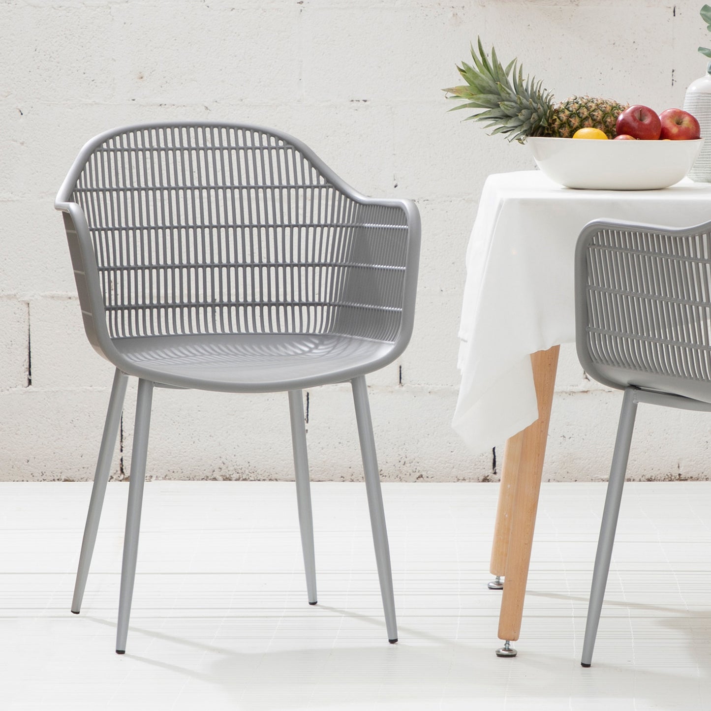 Silla de comedor con reposabrazos en polipropileno gris Soren -  Klast