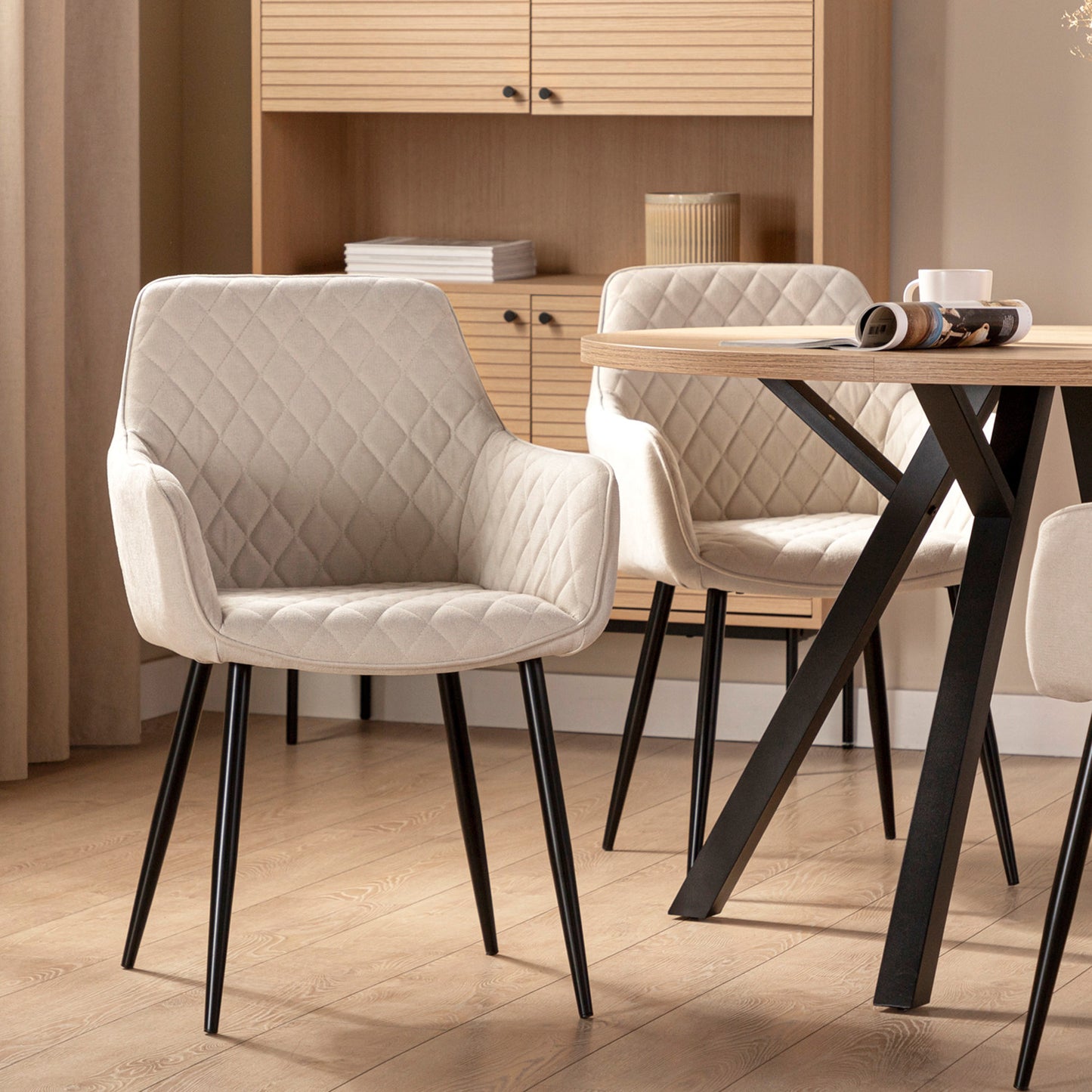 Silla de comedor con reposabrazos tapizada beige con pata negra Lizel -  Klast