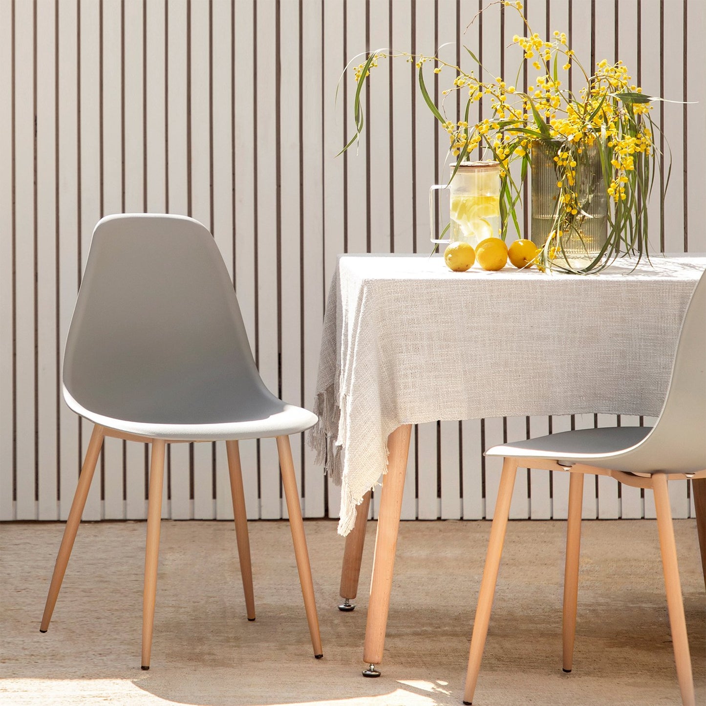 Silla de comedor en polipropileno gris con pata natural Nina -  Klast