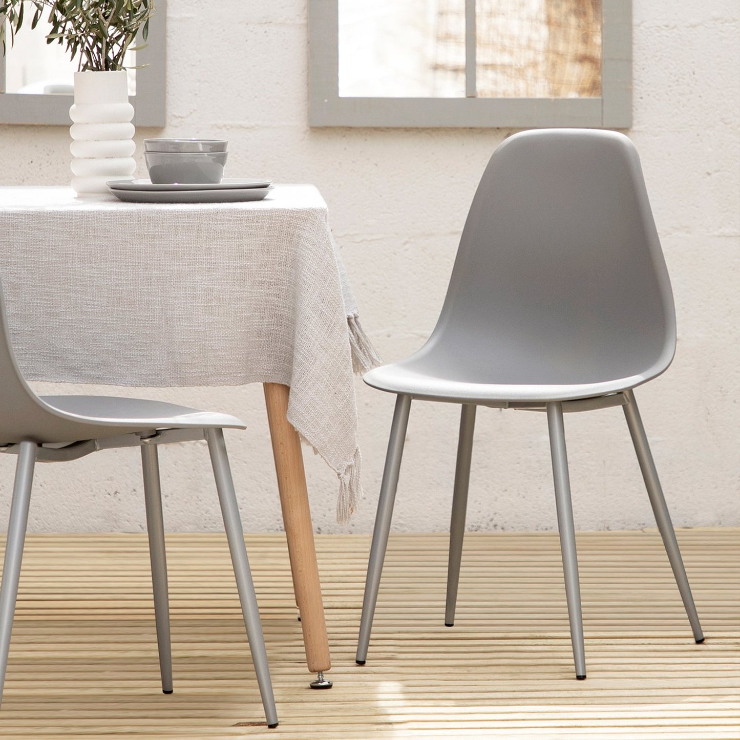 Silla de comedor en polipropileno gris Nina -  Klast