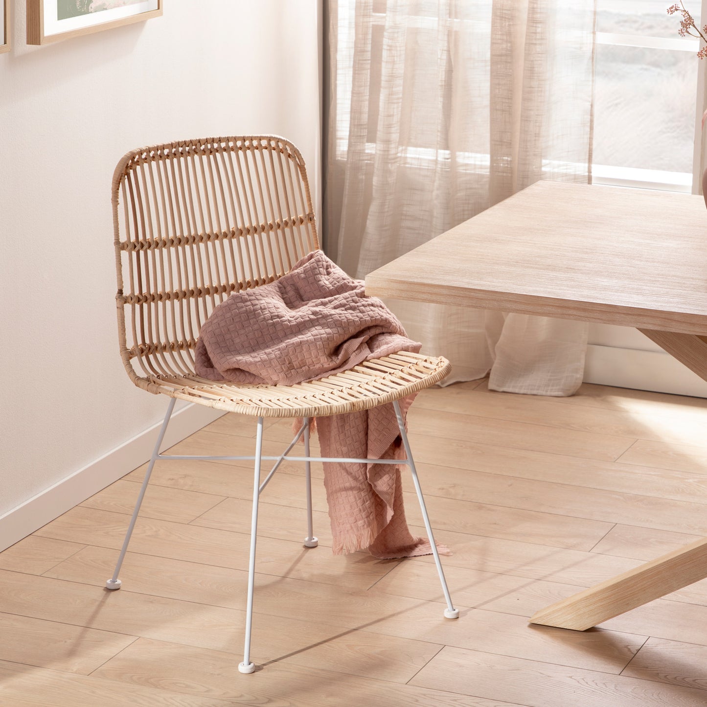 Silla de comedor en ratán natural con pata blanca Nela -  Klast