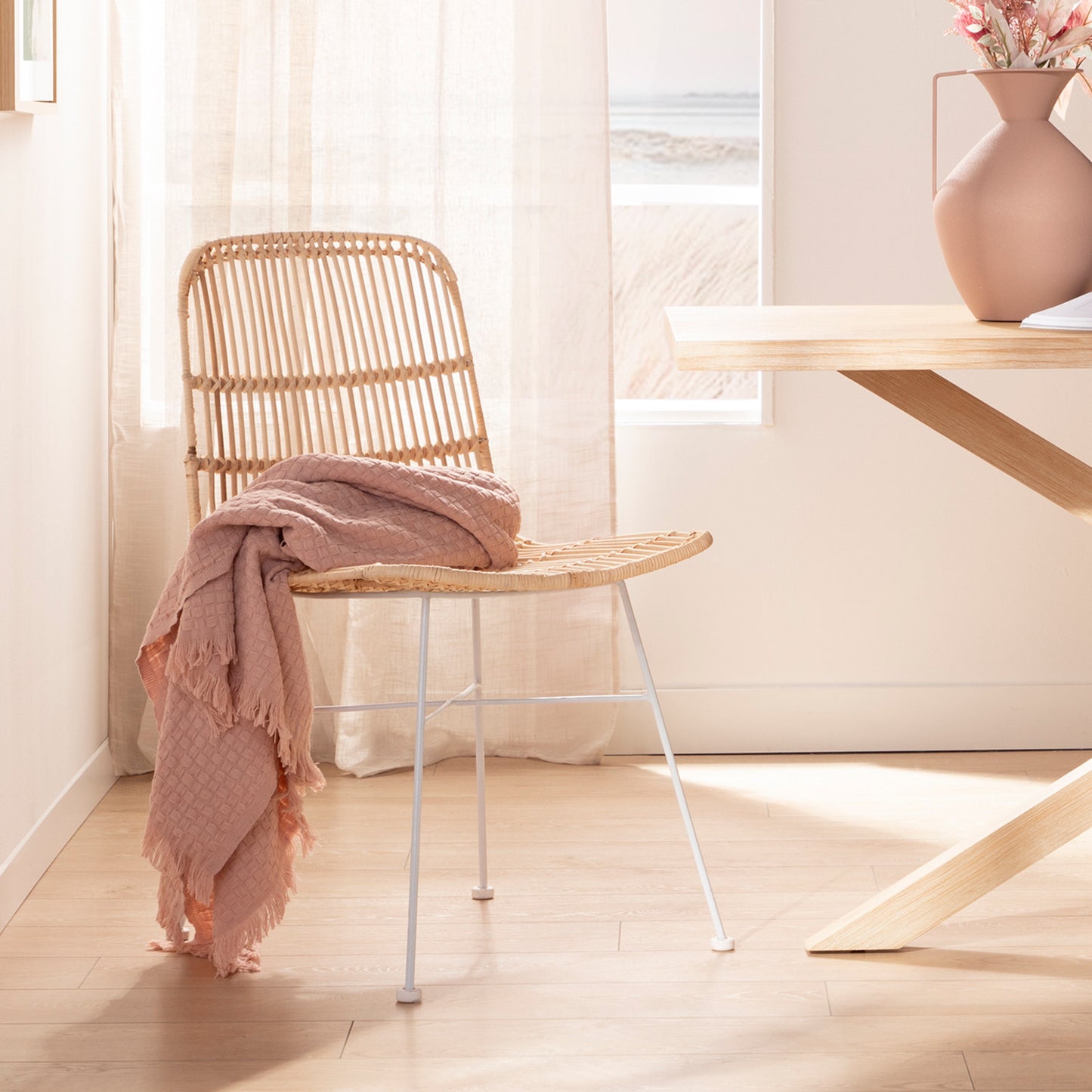 Silla de comedor en ratán natural con pata blanca Nela -  Klast