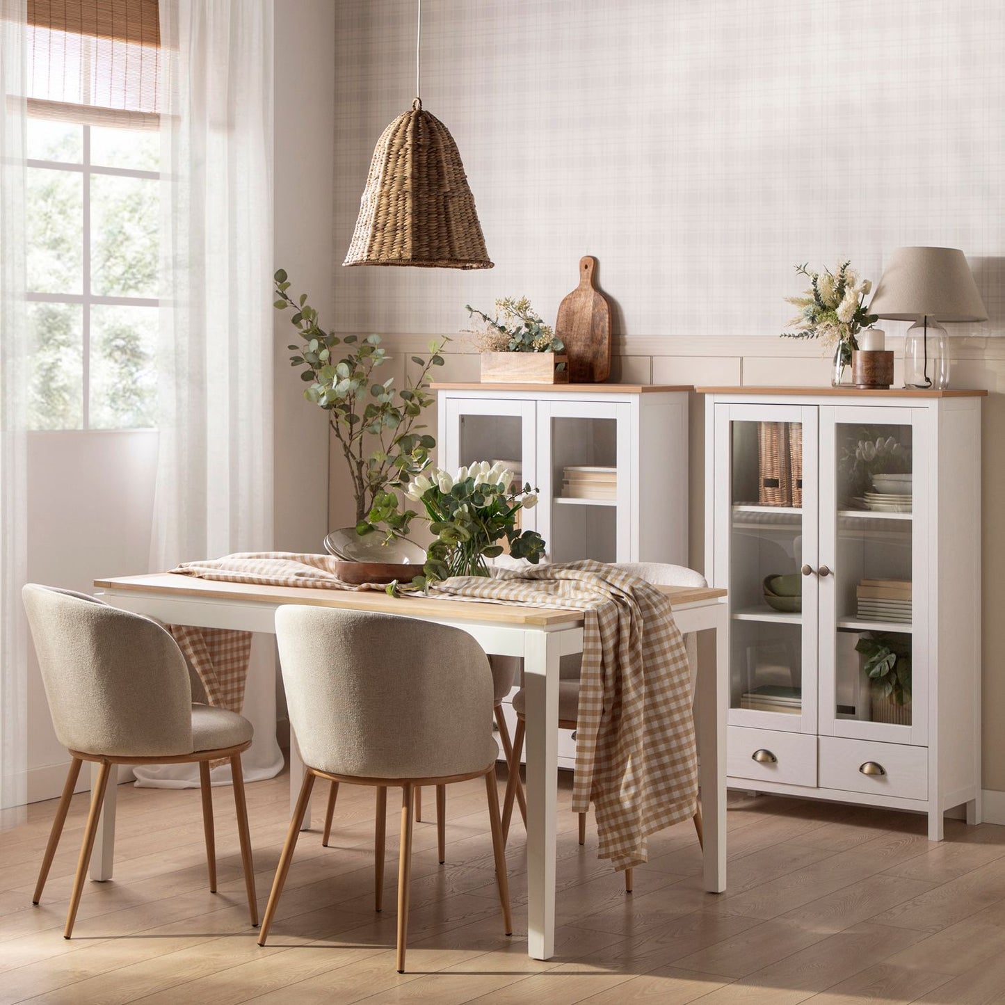 Silla de comedor tapizada beige con pata natural Nolan -  Klast