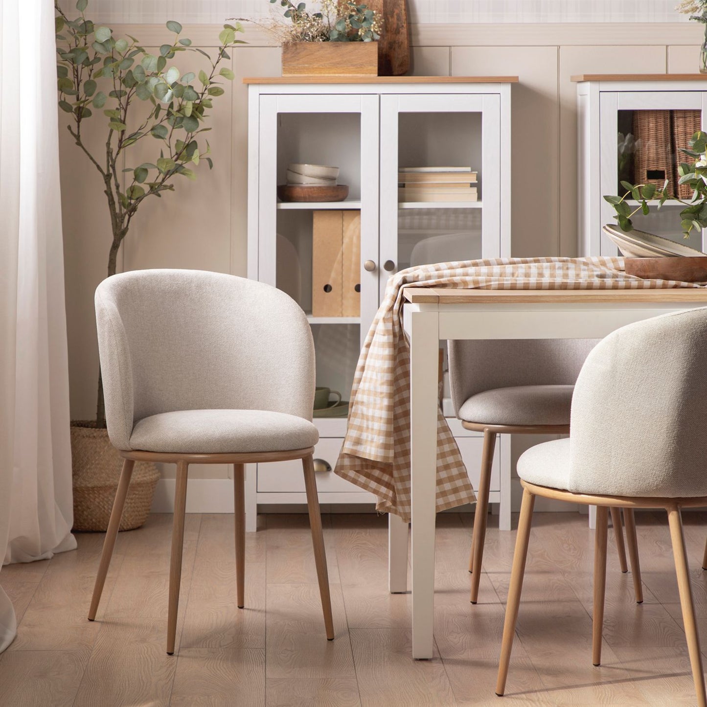 Silla de comedor tapizada beige con pata natural Nolan -  Klast