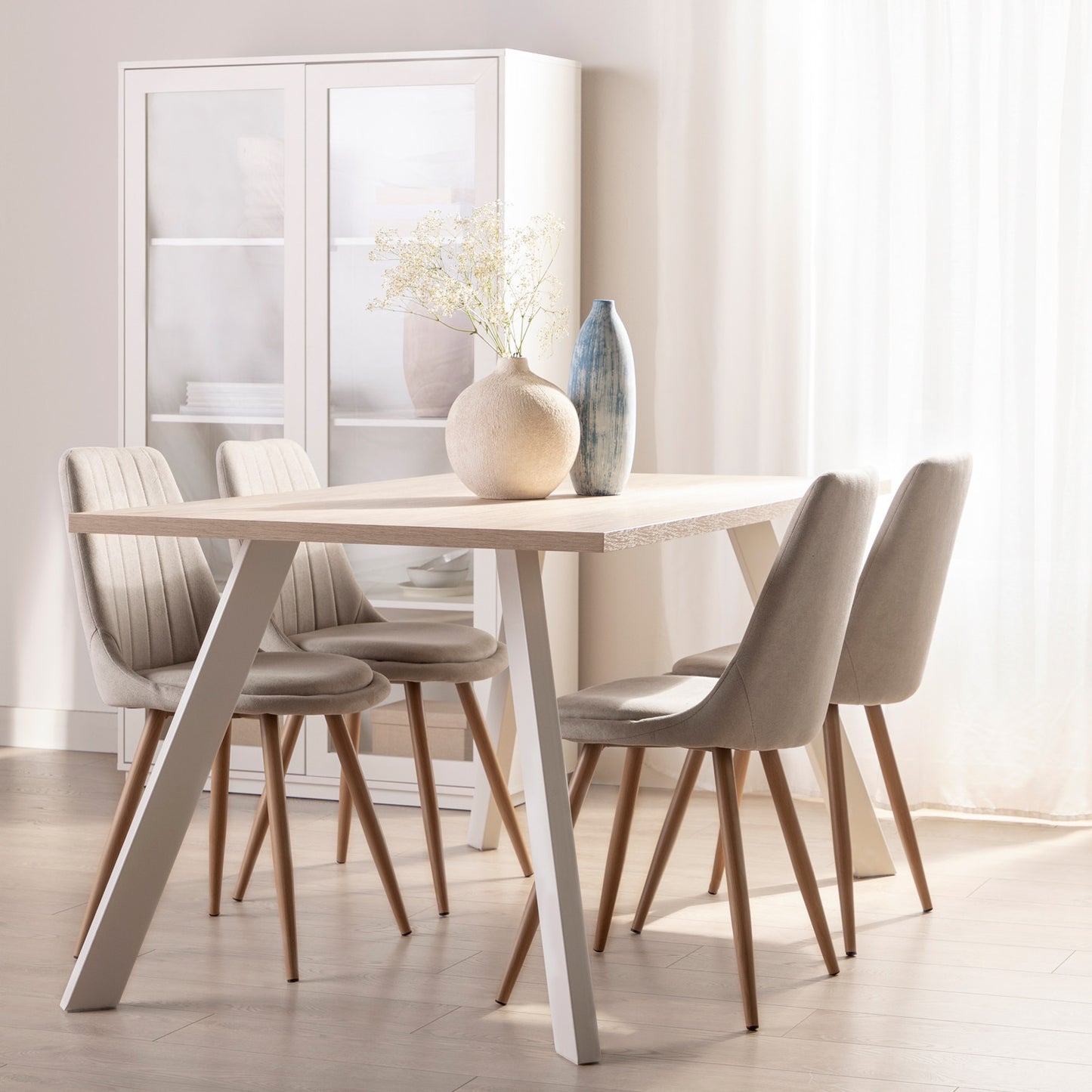 Silla de comedor tapizada beige con pata natural Ingrid -  Klast