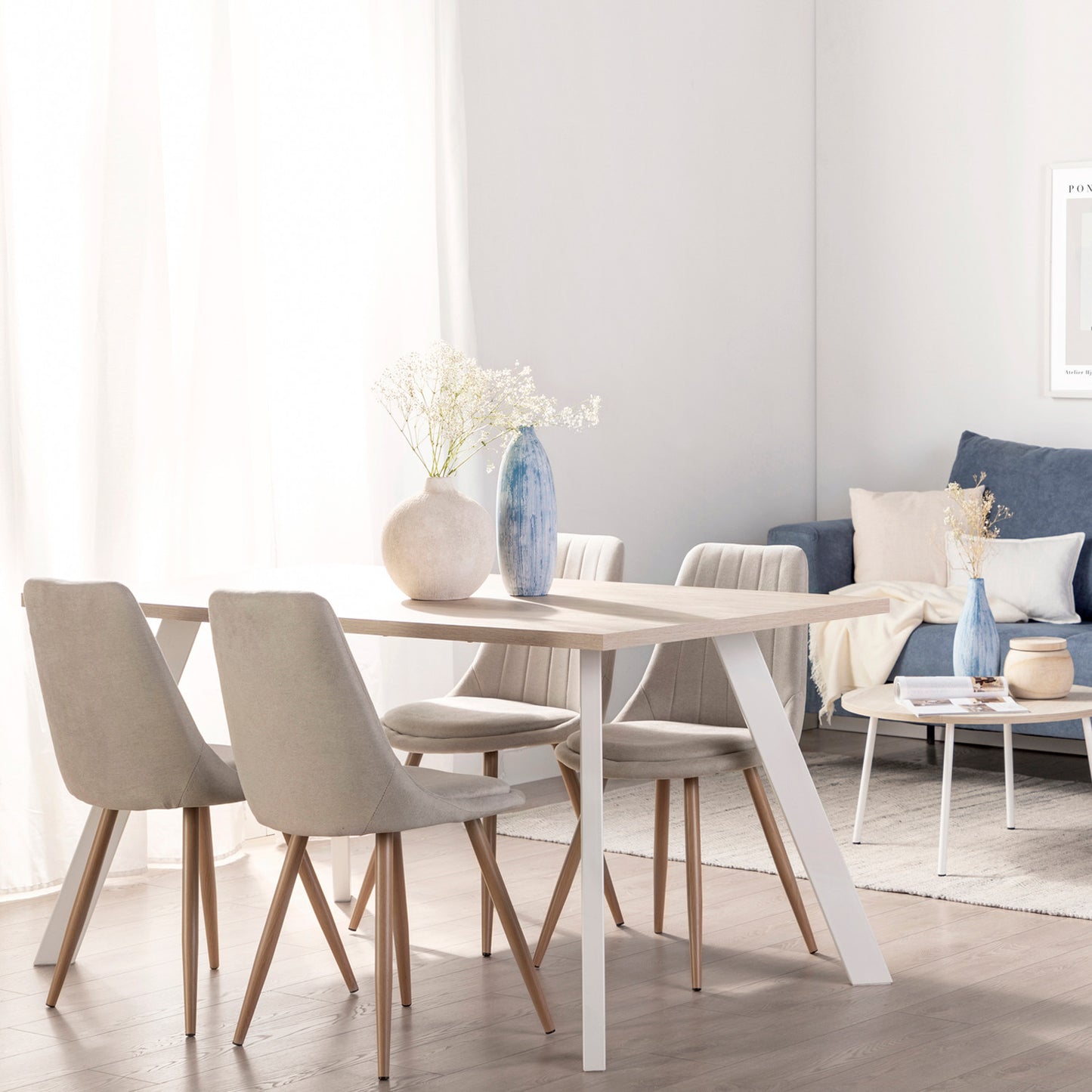 Silla de comedor tapizada beige con pata natural Ingrid -  Klast