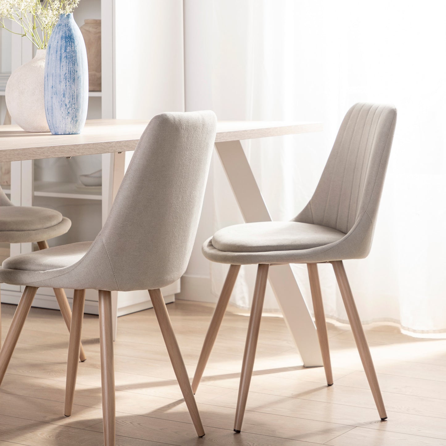 Silla de comedor tapizada beige con pata natural Ingrid -  Klast