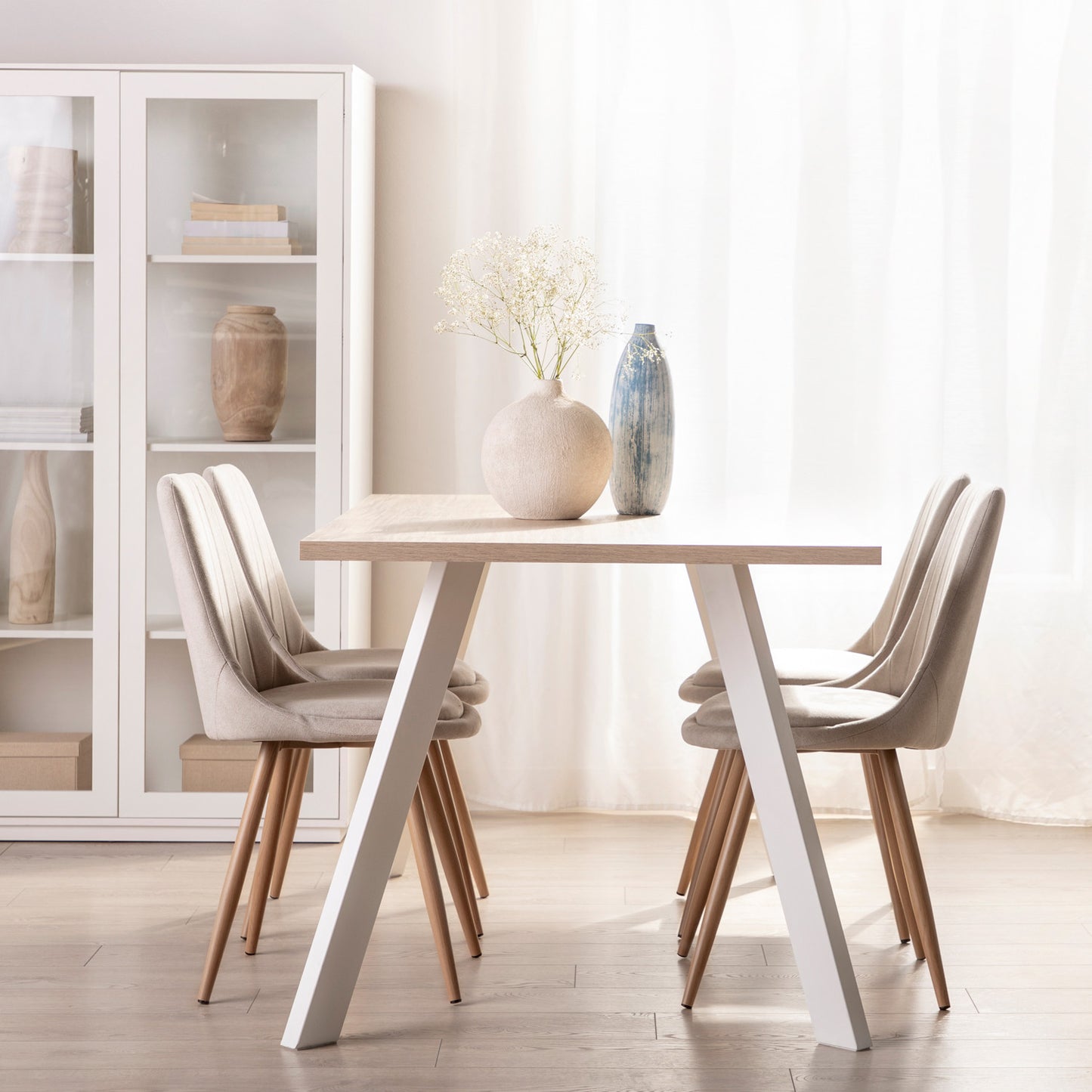 Silla de comedor tapizada beige con pata natural Ingrid -  Klast