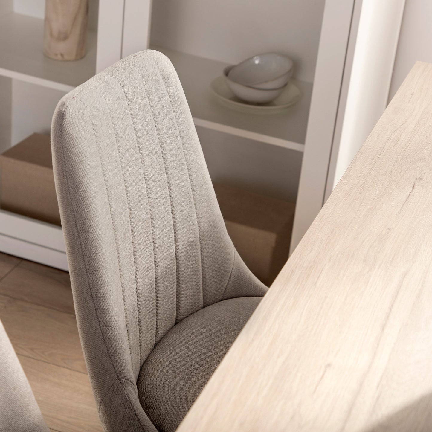 Silla de comedor tapizada beige con pata natural Ingrid -  Klast