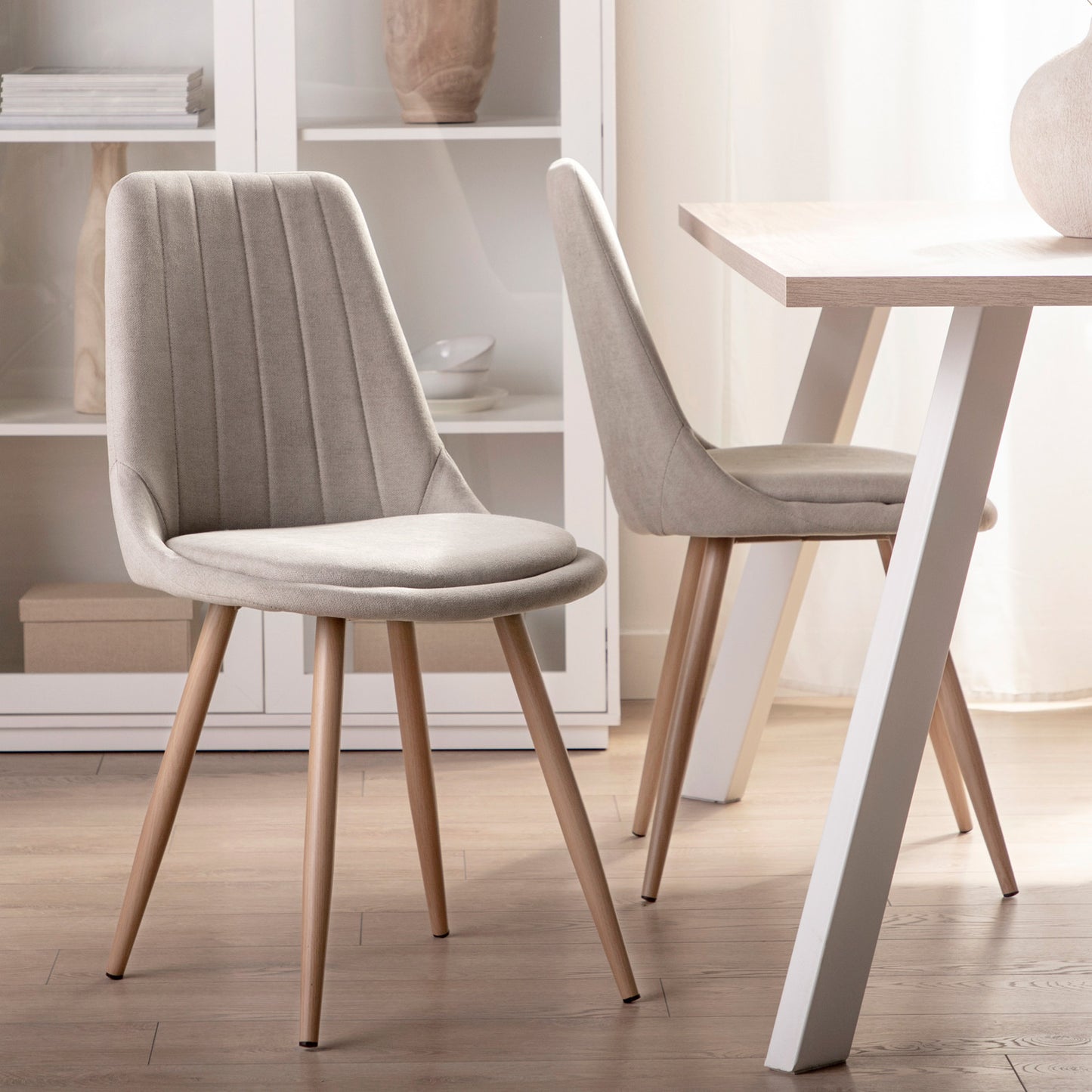 Silla de comedor tapizada beige con pata natural Ingrid -  Klast