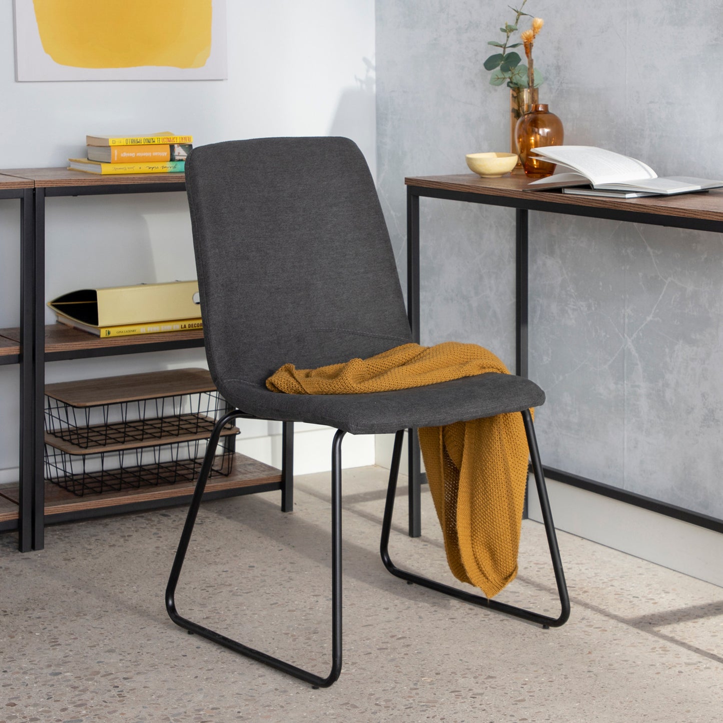 Silla de comedor tapizada gris oscuro con pata negra Ander -  Klast