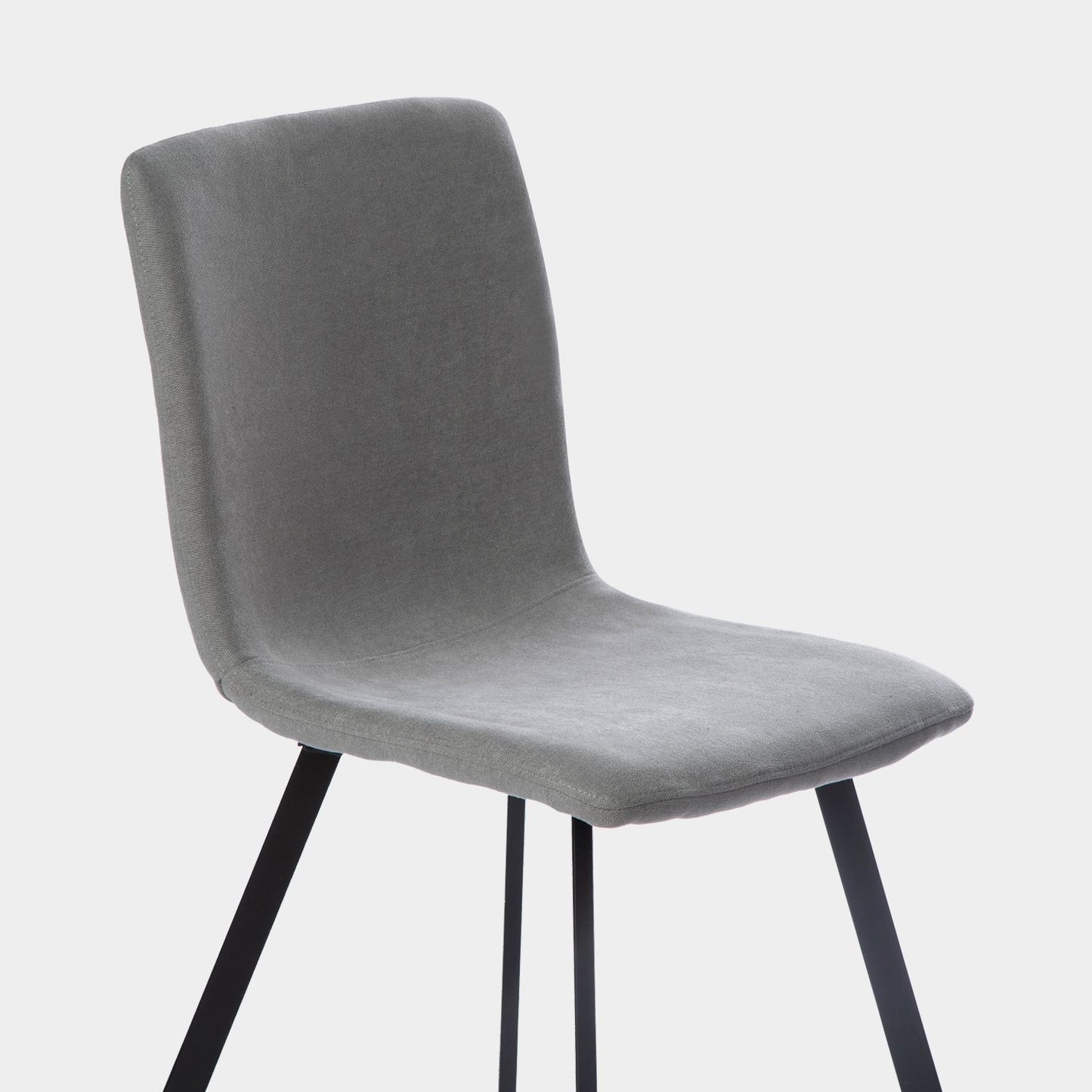 Silla de comedor tapizada gris con pata negra Maia -  Klast