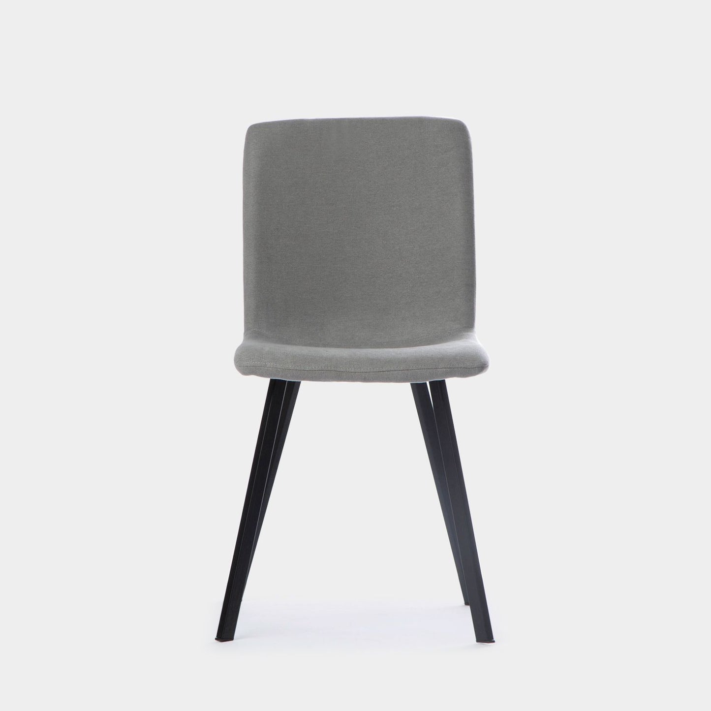 Silla de comedor tapizada gris con pata negra Maia -  Klast