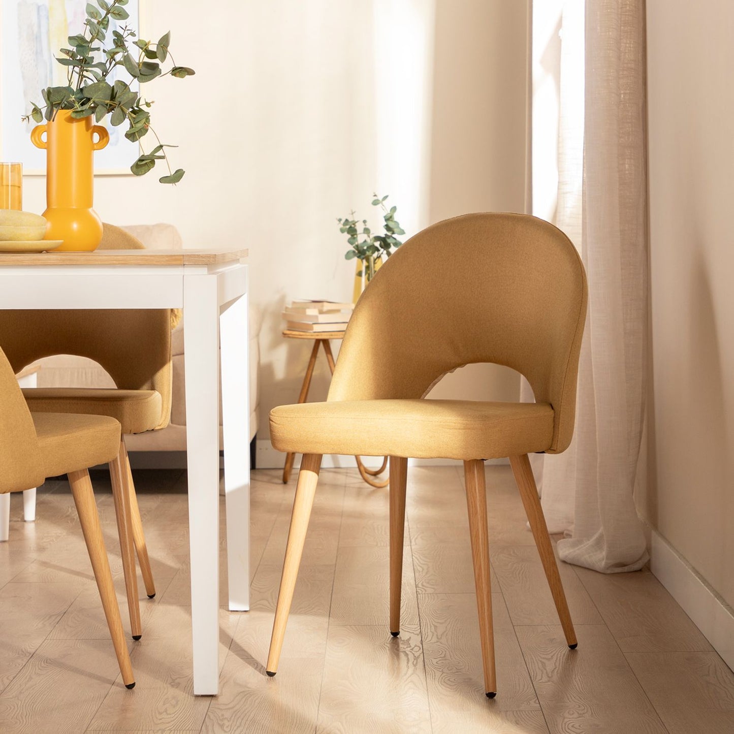 Silla de comedor tapizada mostaza con pata natural Blair -  Klast