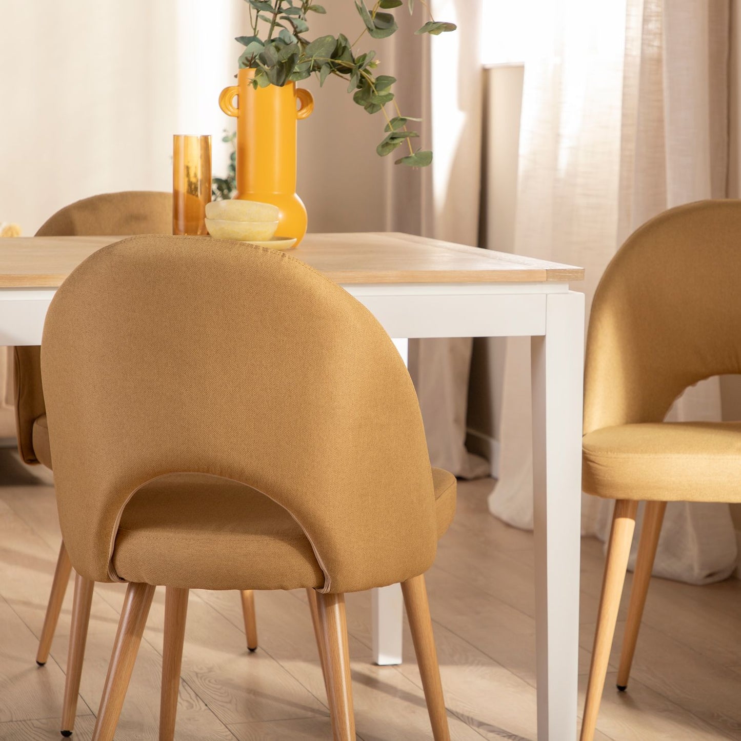 Silla de comedor tapizada mostaza con pata natural Blair -  Klast