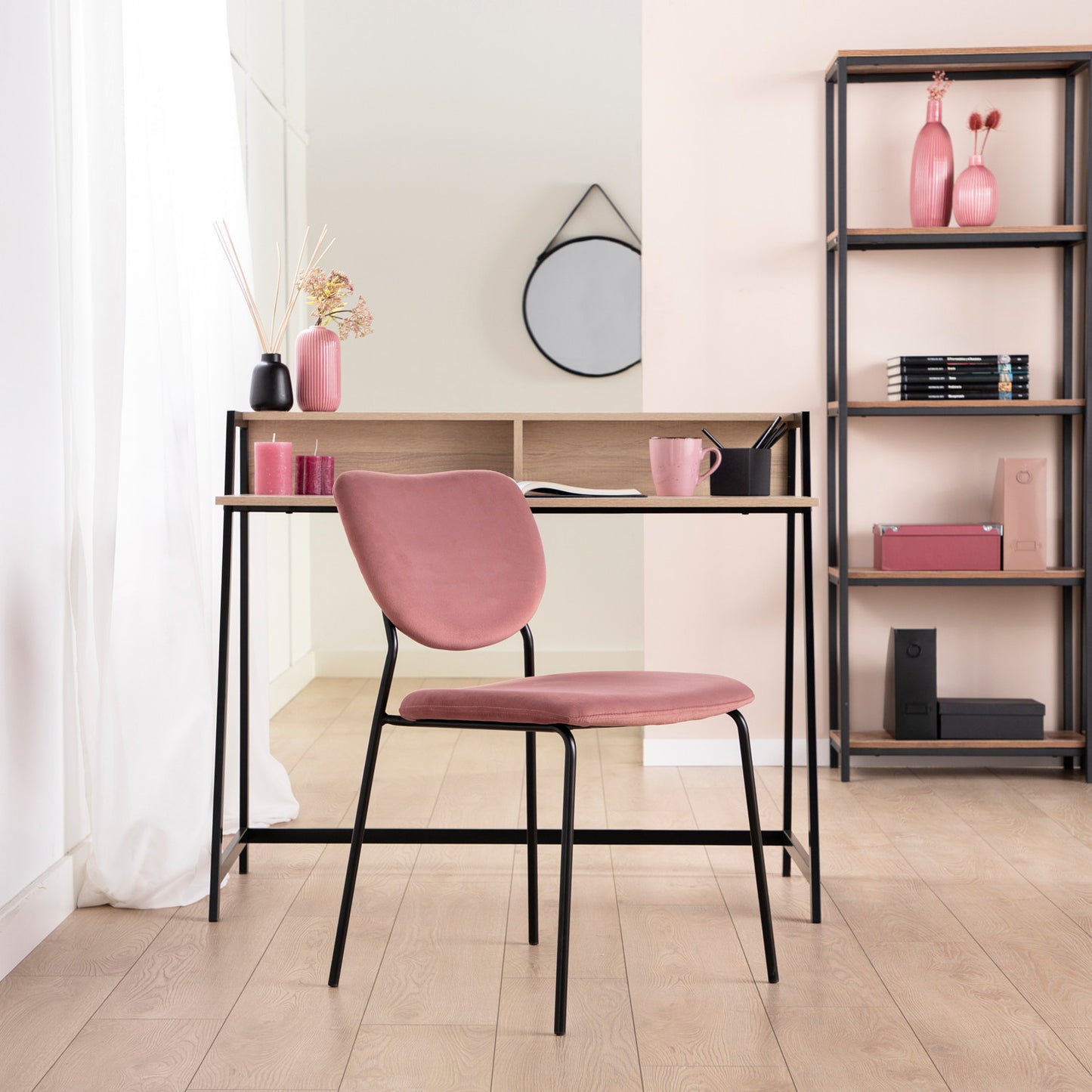 Silla de comedor tapizada terciopelo rosa con pata negra Taylor -  Klast