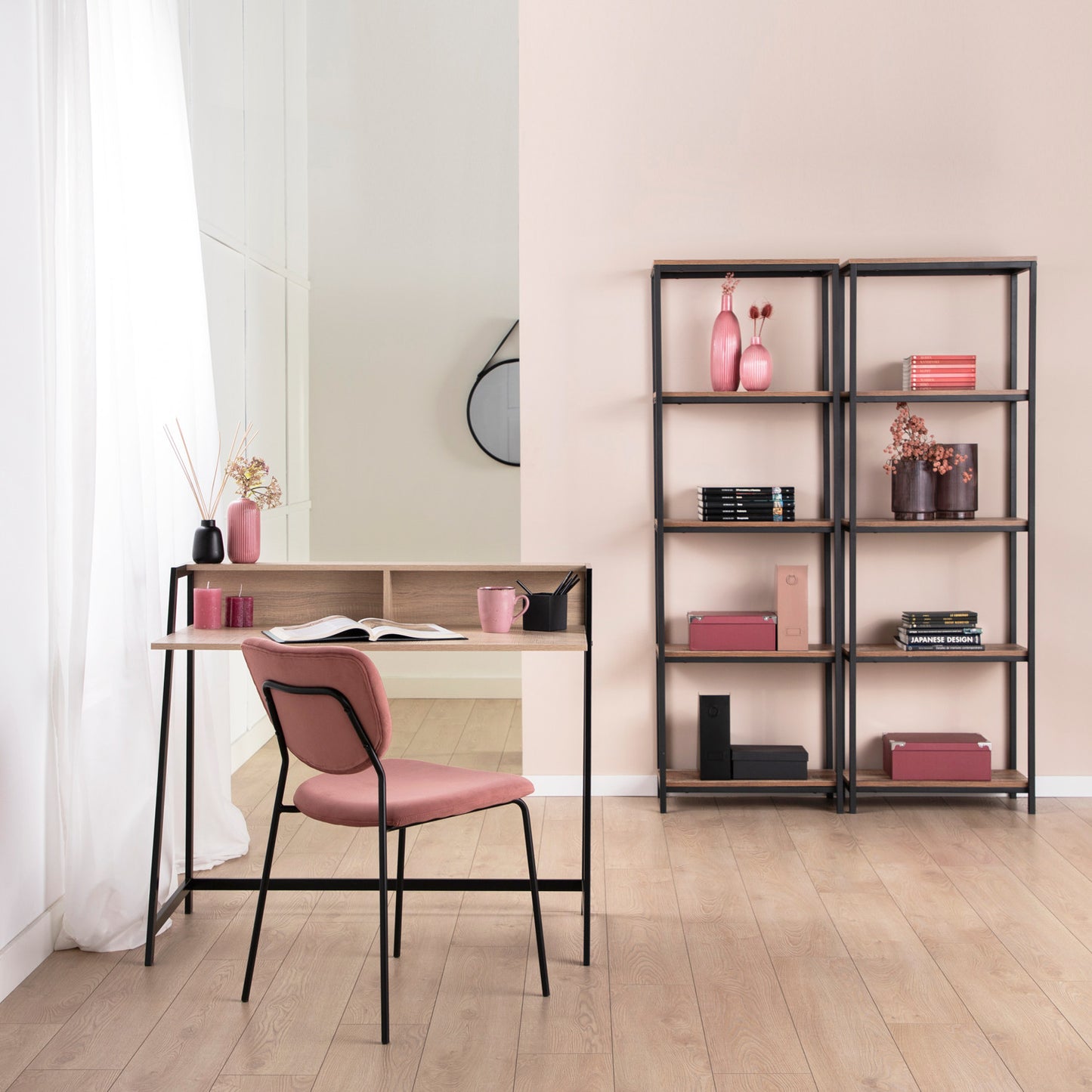 Silla de comedor tapizada terciopelo rosa con pata negra Taylor -  Klast