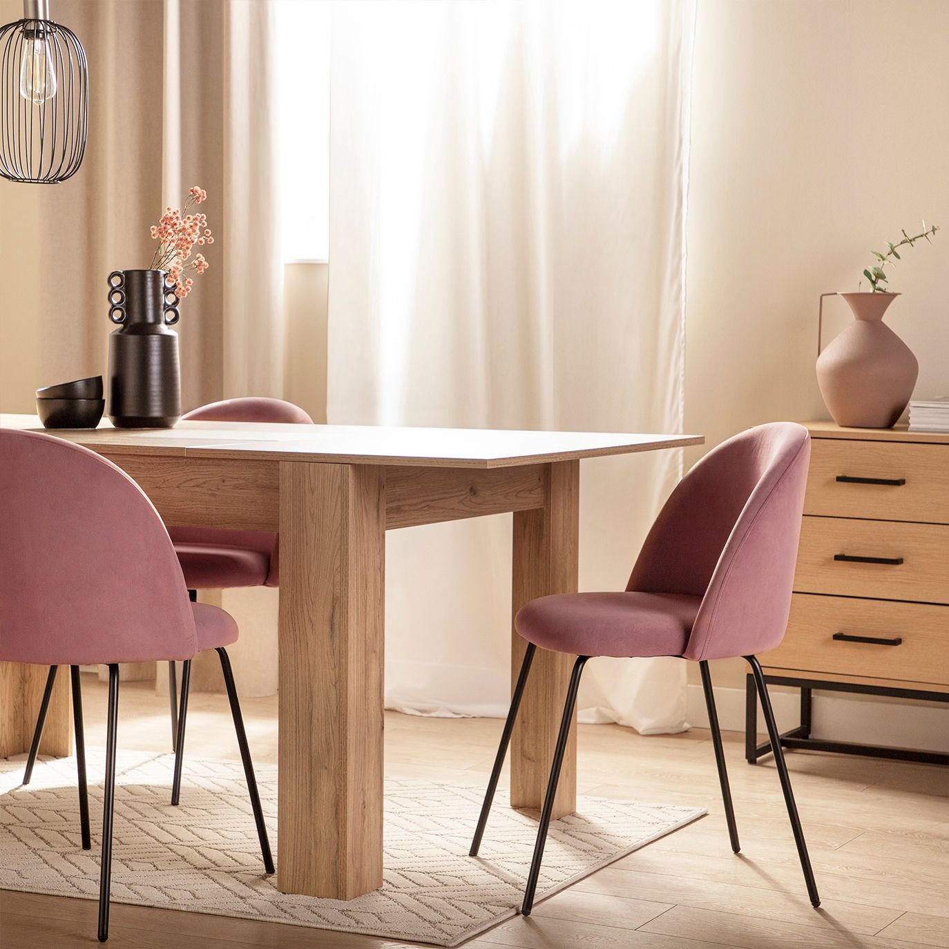 Silla de comedor tapizada terciopelo rosa con pata negra Olivia -  Klast