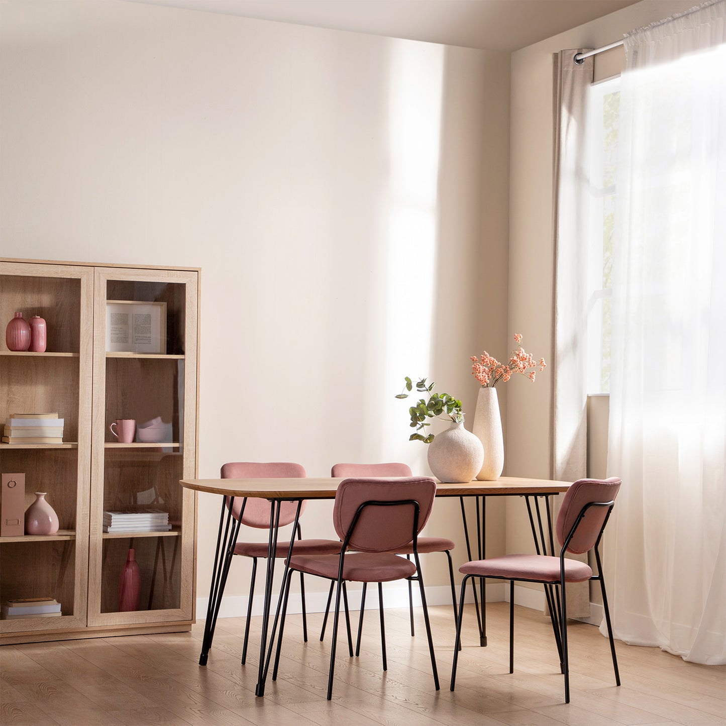 Silla de comedor tapizada terciopelo rosa con pata negra Taylor -  Klast