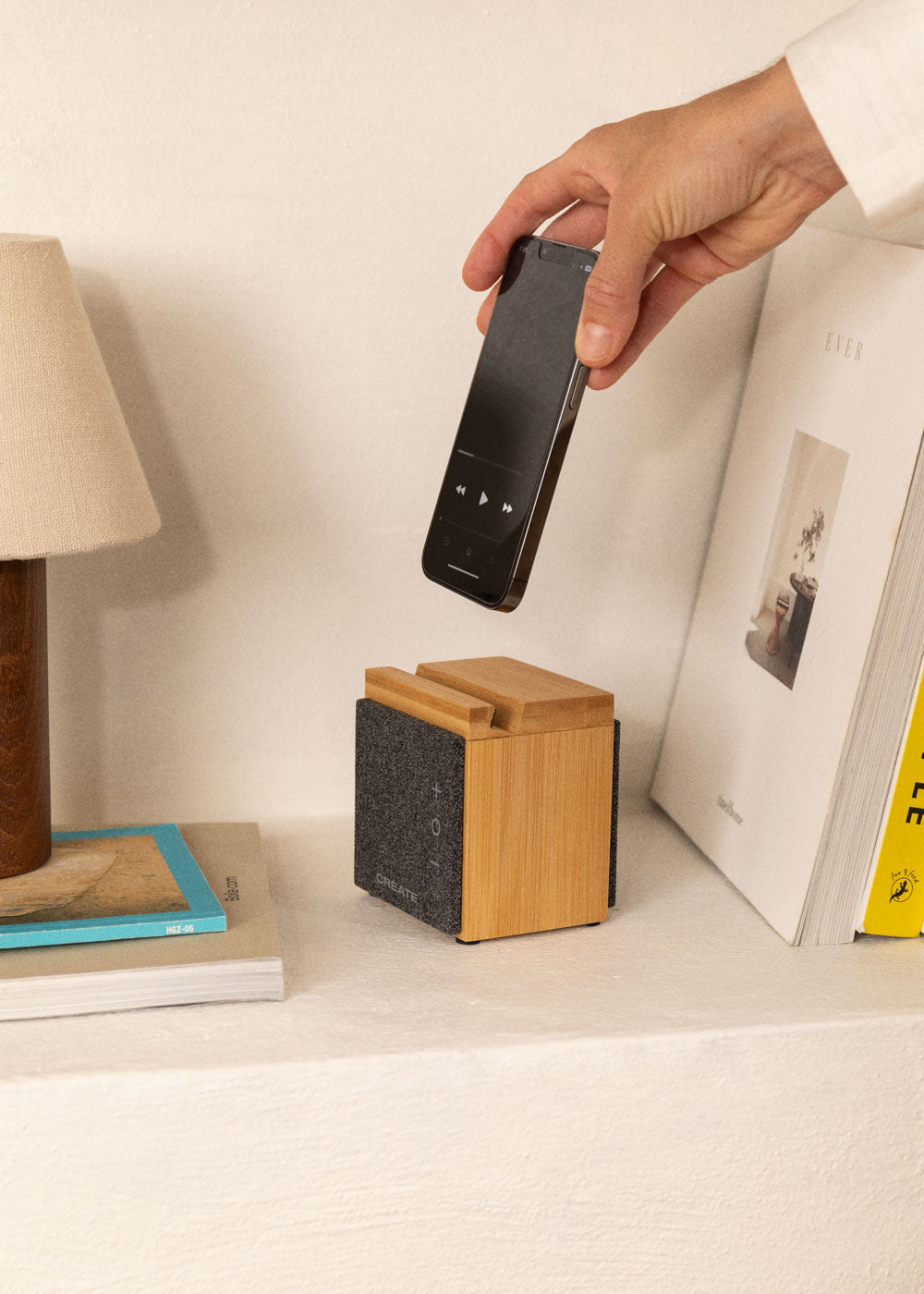 SPEAKER MINI PRO BAMBOO - Altavoz Bluetooth de bambú con soporte para smartphone